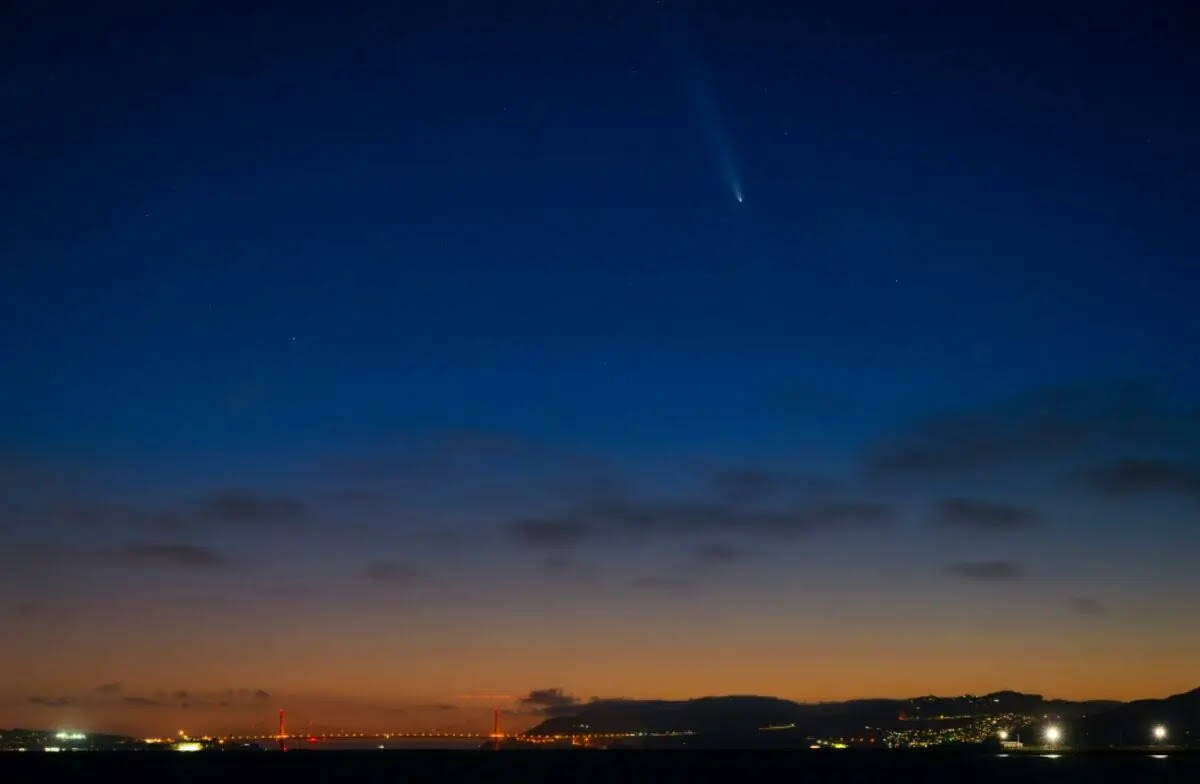 El cometa Tsuchinshan-Atlas se ve sobre el Puente Golden Gate durante el atardecer, desde el mu ...