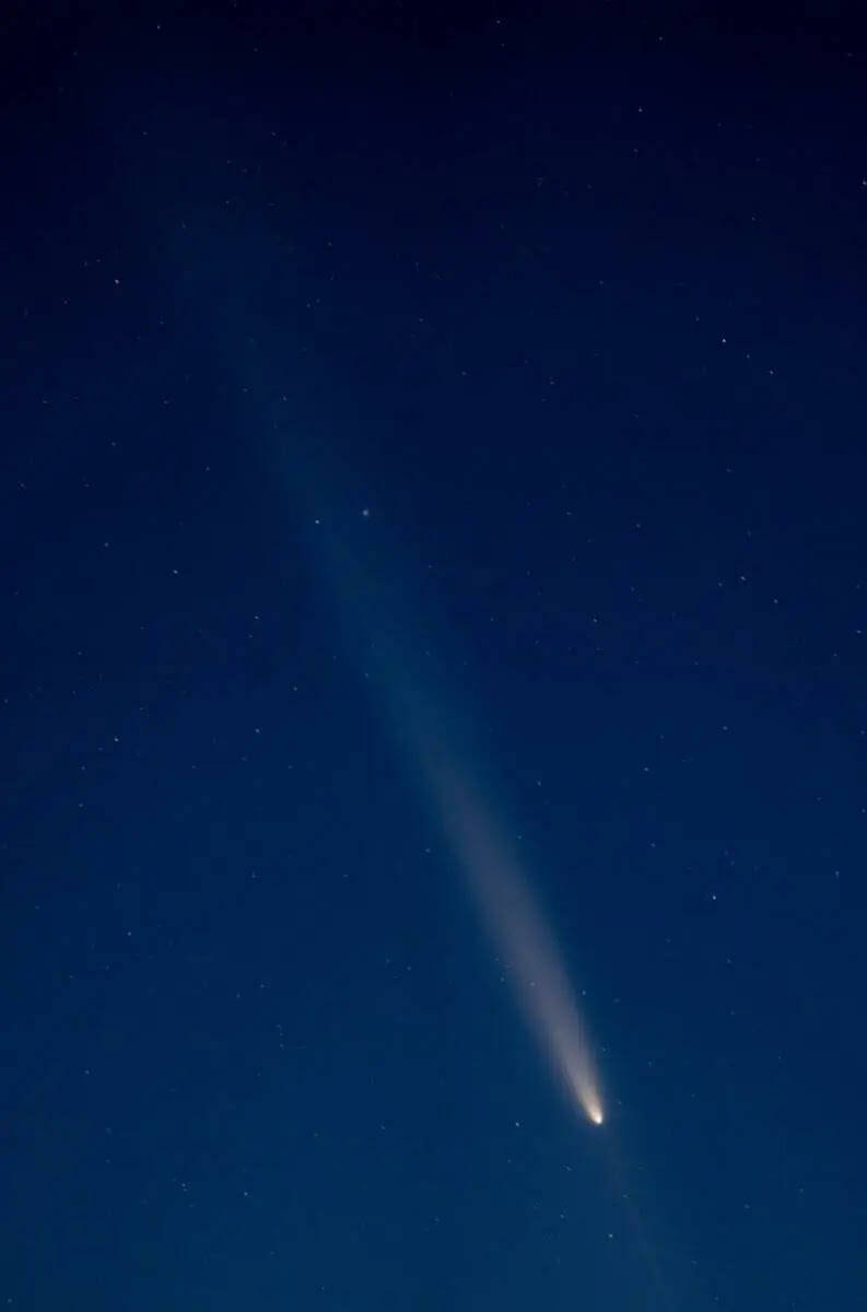 El cometa Tsuchinshan-Atlas es visible en el cielo sobre el Gran Lago Salado al oeste de Salt L ...