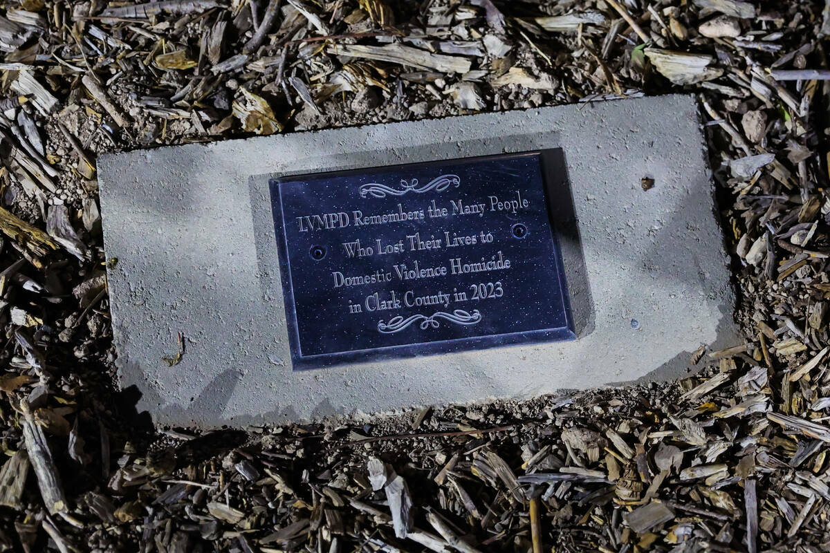 Una placa debajo de un árbol es vista durante una ceremonia de dedicación del árbol en honor ...