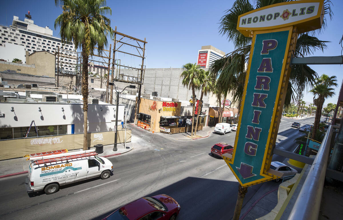 El estacionamiento subterráneo Neonopolis visto en 450 Fremont Street en el centro de Las Vega ...