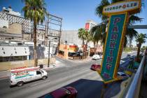 El estacionamiento subterráneo Neonopolis visto en 450 Fremont Street en el centro de Las Vega ...