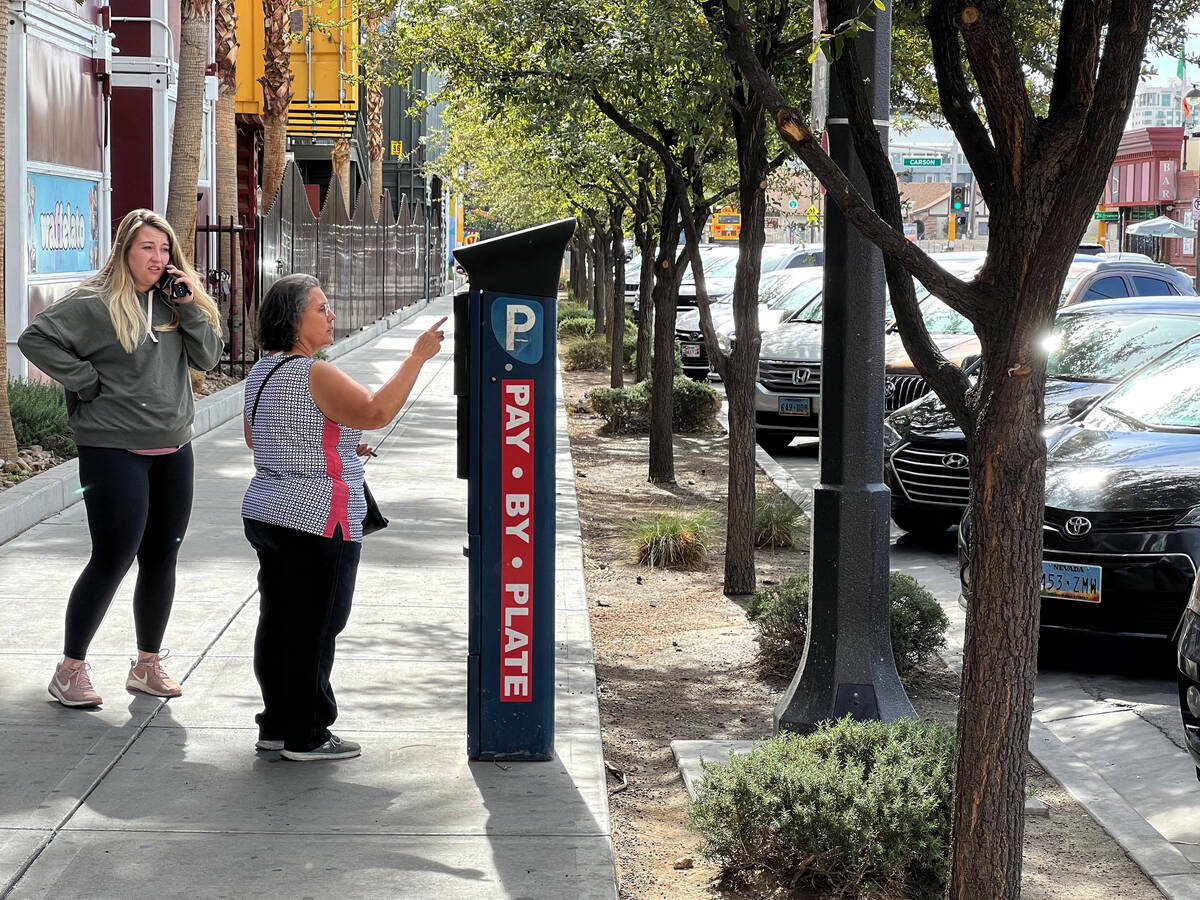 Marta Buchanan, de Tucson, Arizona, paga el estacionamiento en una máquina de pago en 7th Stre ...