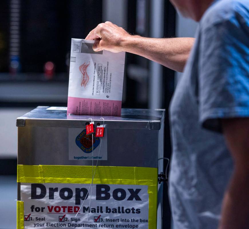 Un votante deposita su papeleta de voto por correo durante la jornada de elecciones primarias d ...