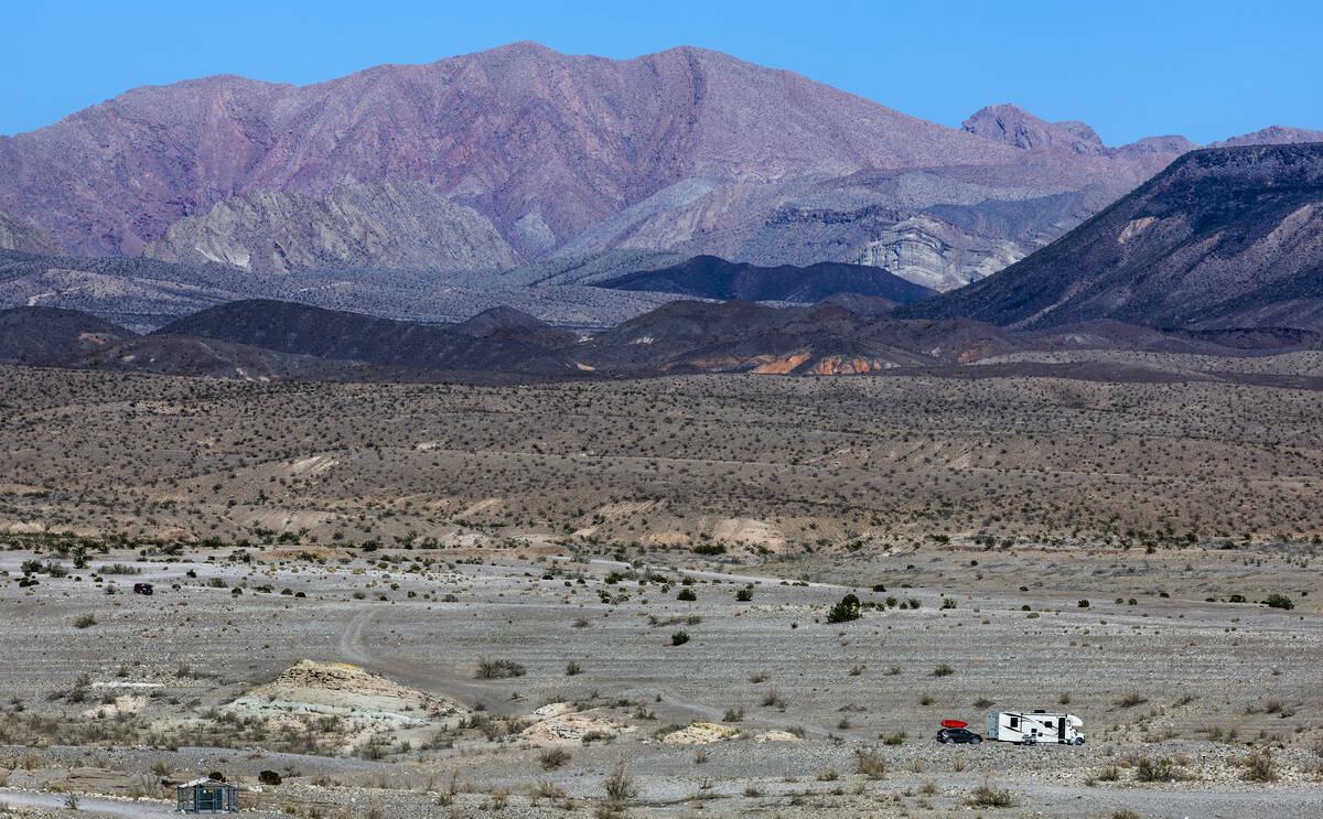 Una casa móvil se instala cerca de Government Wash en el Lake Mead National Recreational Area, ...