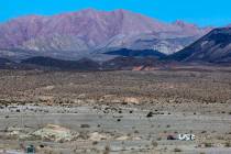 Una casa móvil se instala cerca de Government Wash en el Lake Mead National Recreational Area, ...