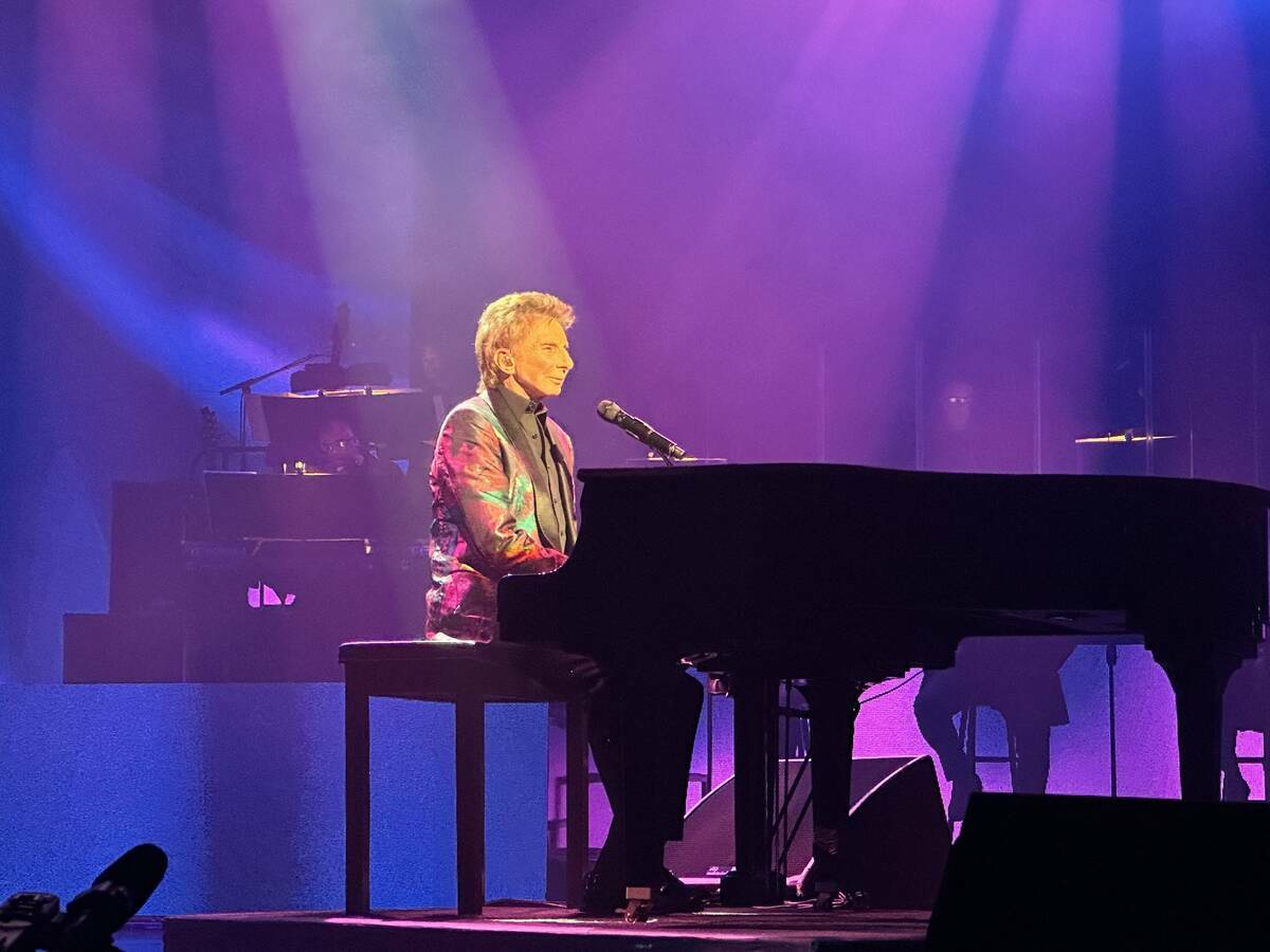 Barry Manilow se presenta en el International Theater en Westgate Las Vegas y supera el récord ...