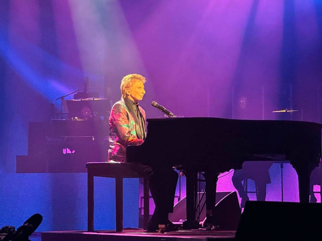 Barry Manilow se presenta en el International Theater en Westgate Las Vegas y supera el récord ...