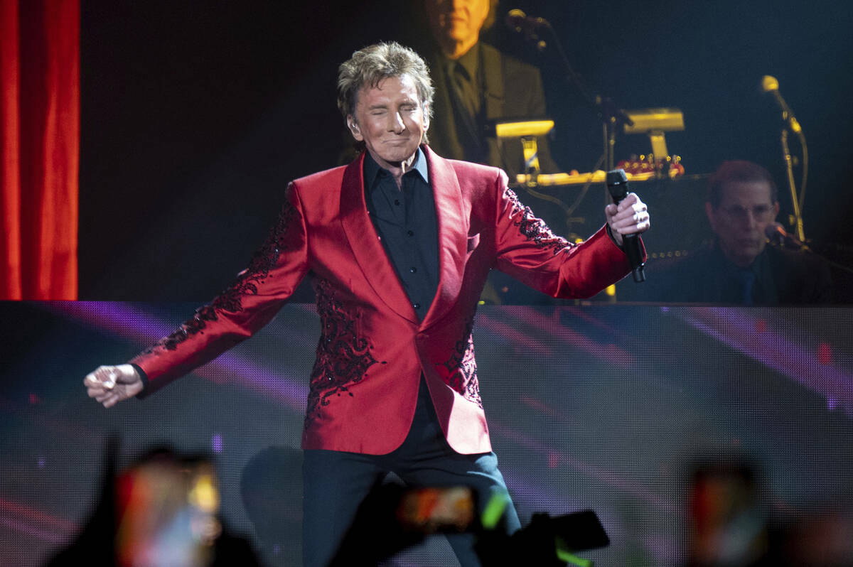 Barry Manilow se presenta en el State Farm Arena, el jueves 19 de enero de 2023, en Atlanta. (F ...