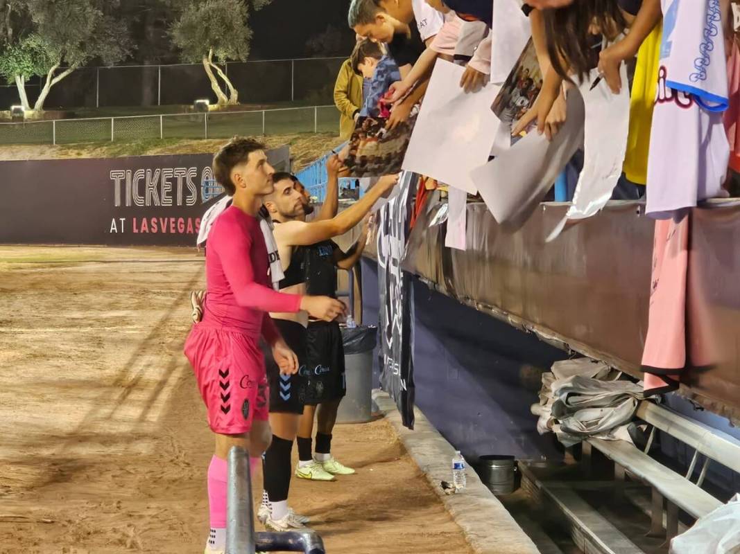 Jugadores de los Lights firman autógrafos tras el último partido en casa de la temporada el s ...