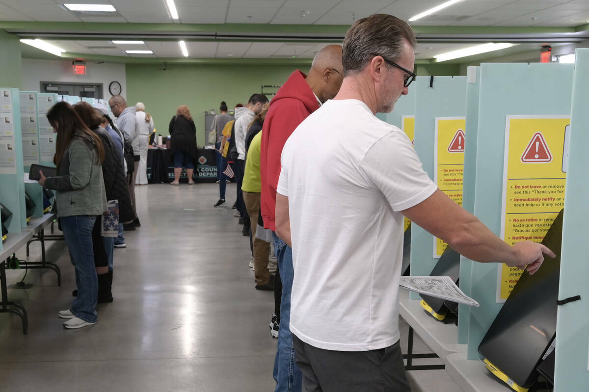 Electores emitieron sus votos en el Silverado Ranch Community Center durante el primer día de ...