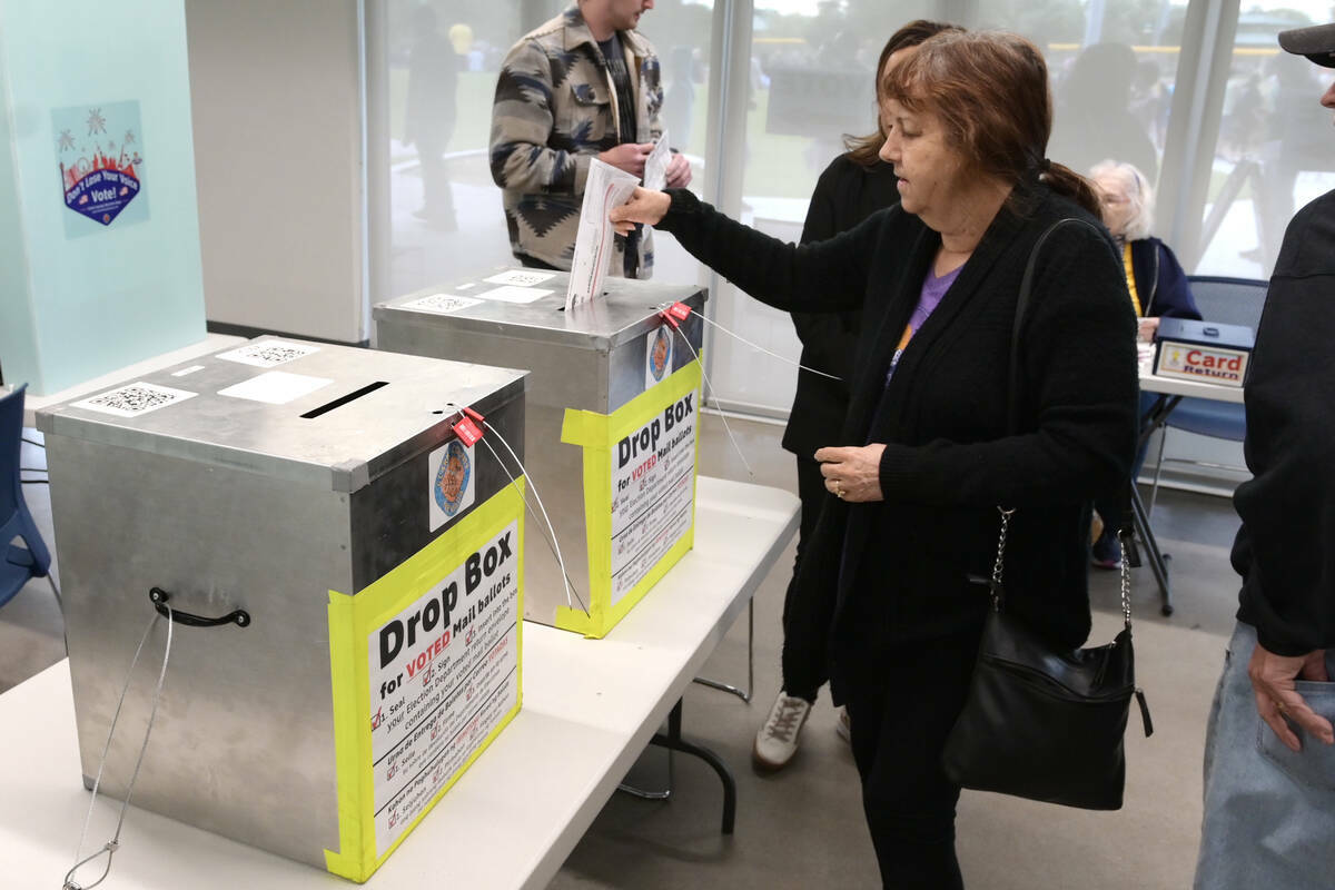 Arlene Bell coloca su boleta en una urna en el Silverado Ranch Community Center durante el prim ...