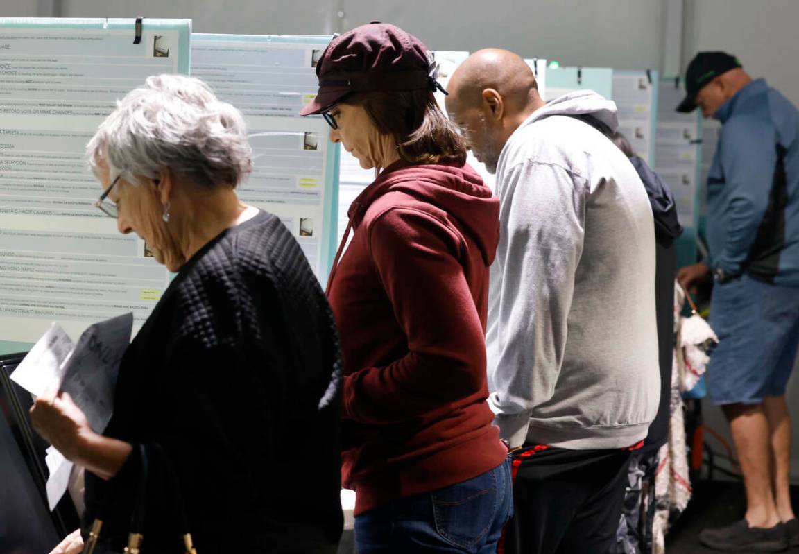 Personas emiten su voto durante la votación anticipada en el Thunderbird Family Sports Complex ...