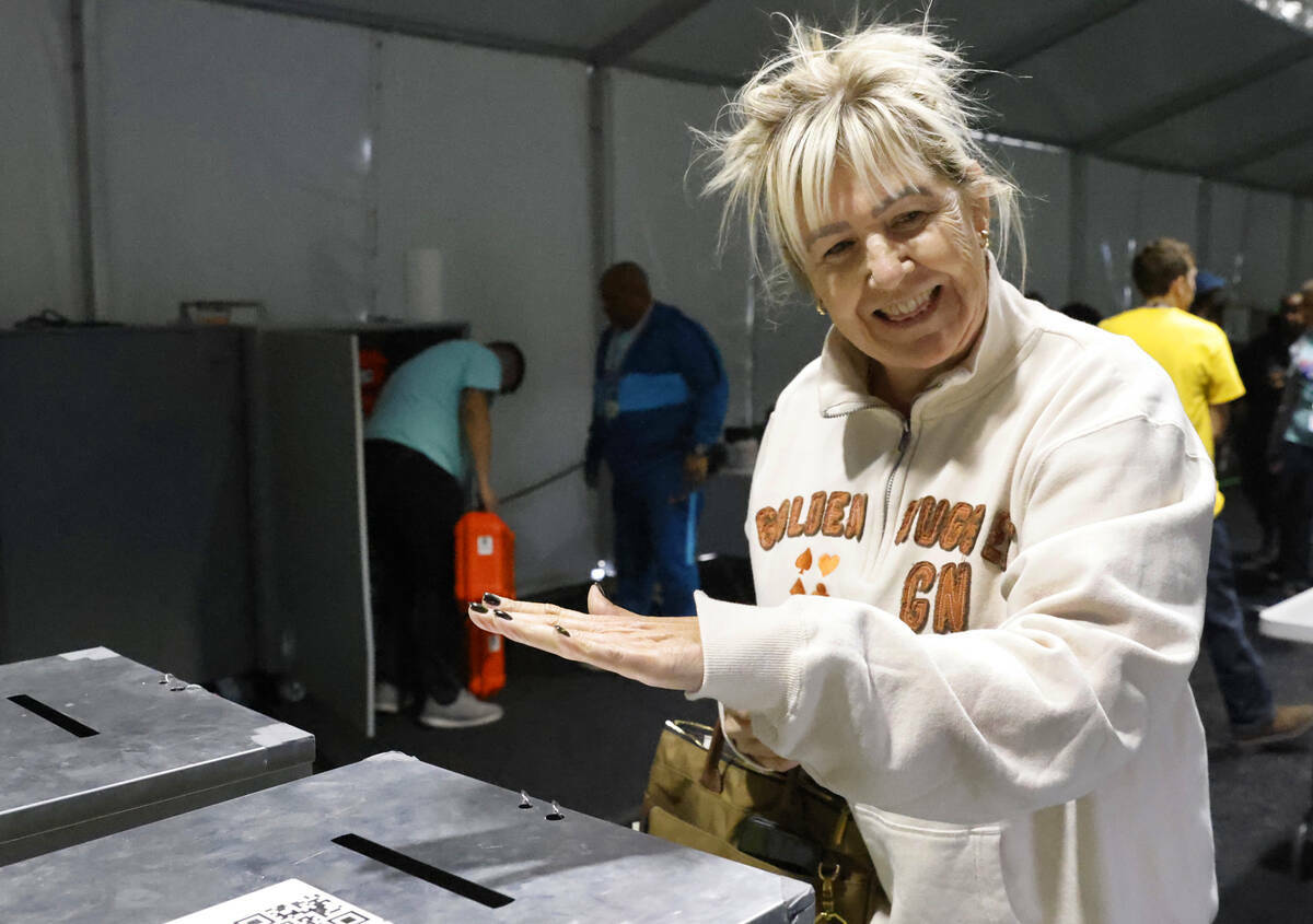 Pauline Shackelford reacciona después de depositar sus boletas en un buzón oficial de entrega ...