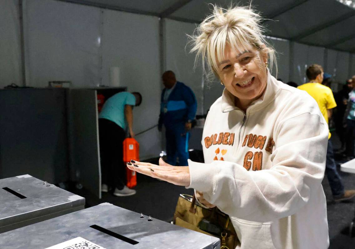 Pauline Shackelford reacciona después de depositar sus boletas en un buzón oficial de entrega ...