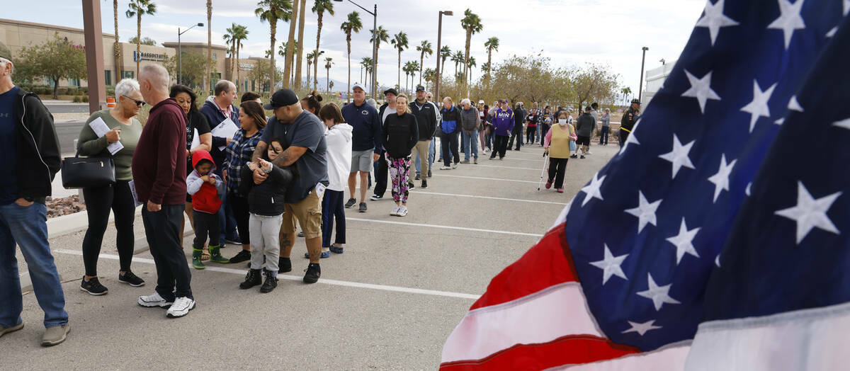 La gente hace fila para emitir su voto durante la votación anticipada en el Thunderbird Family ...