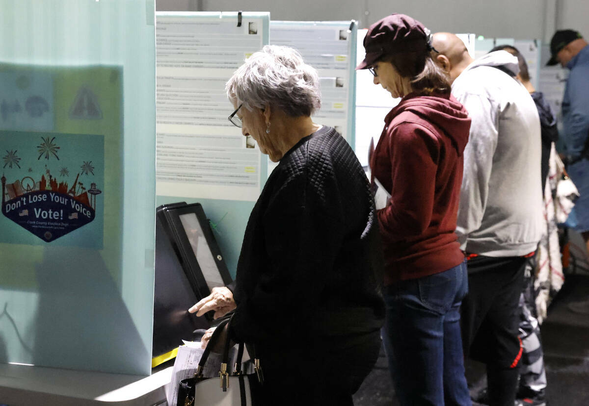 Personas emiten su voto durante la votación anticipada en el Thunderbird Family Sports Complex ...