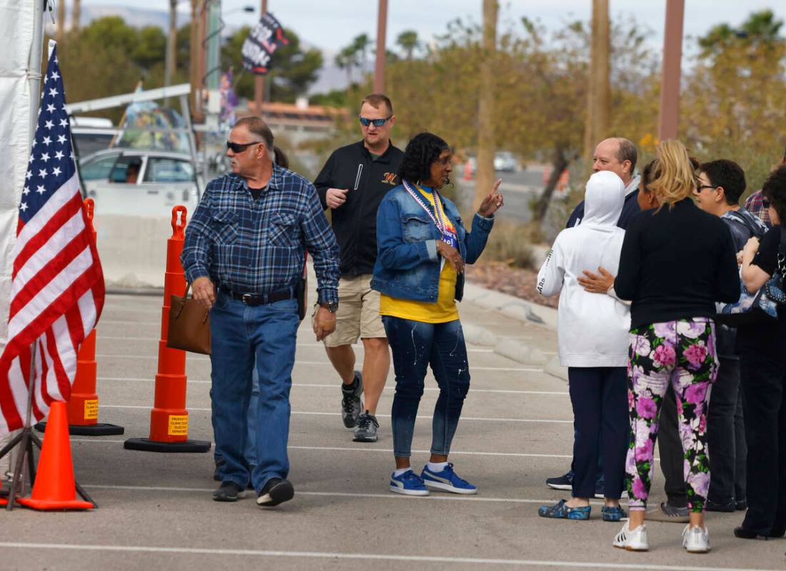 La gente hace fila para emitir su voto durante la votación anticipada en el Thunderbird Family ...