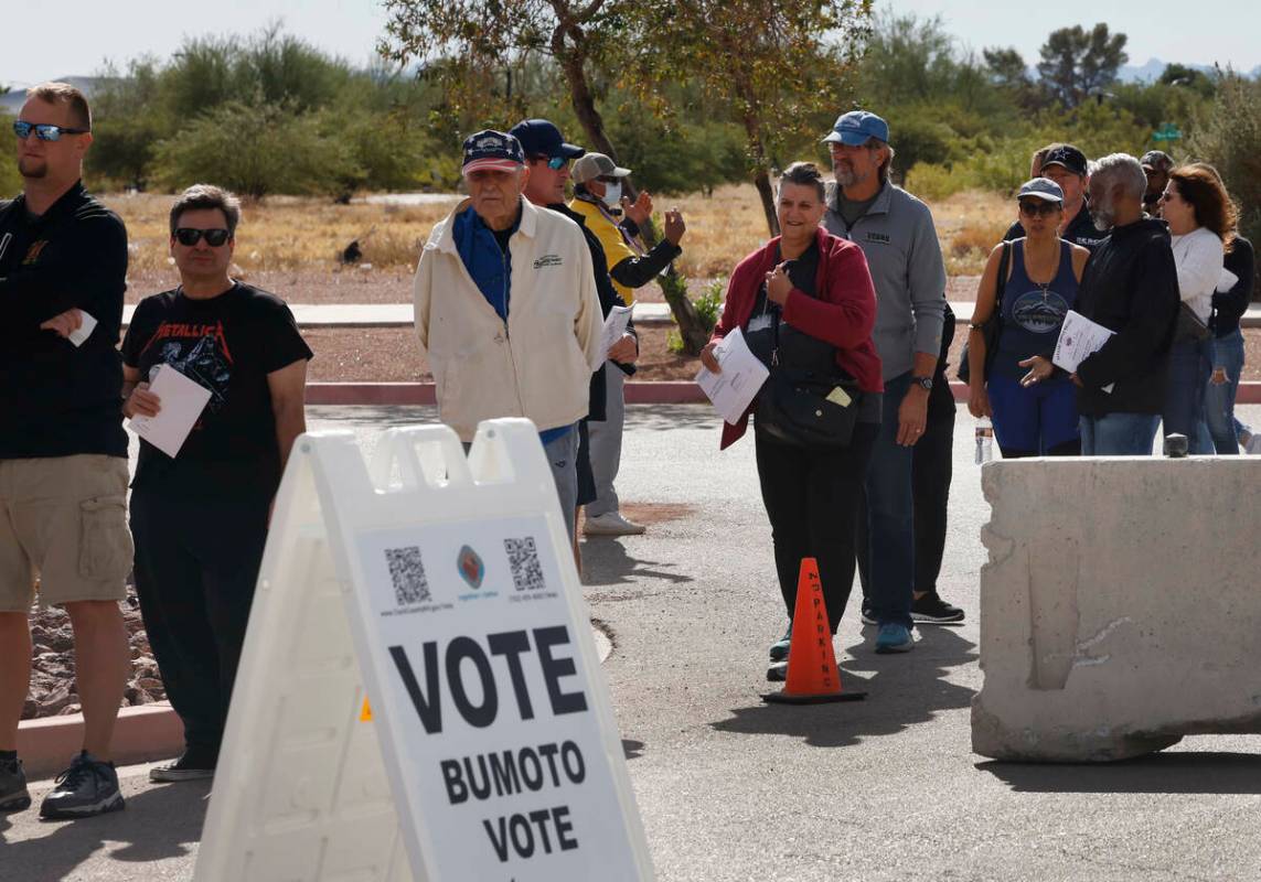 La gente hace fila para emitir su voto durante la votación anticipada en el Thunderbird Family ...