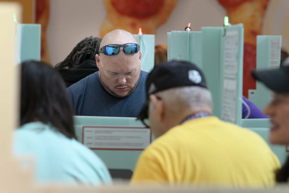 Jason Schmidt emite su voto en el Galleria Mall en Henderson, durante la votación anticipada, ...