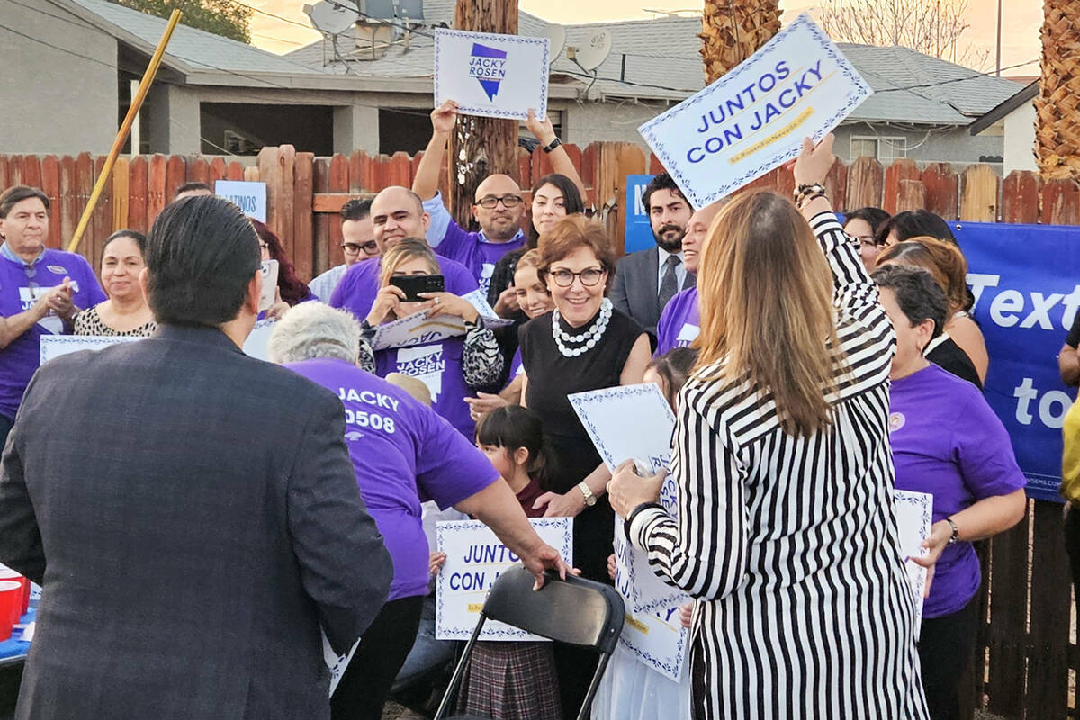 La senadora Jacky Rosen, demócrata por Nevada, reúne a sus partidarios en un evento de promoc ...