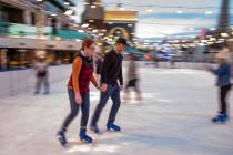 Lauren y Kyle Kaehler, de Sacramento, patinan en la pista de hielo de The Cosmopolitan of Las V ...