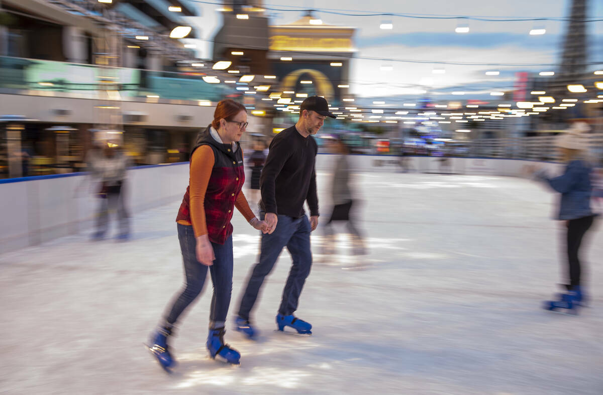 Lauren y Kyle Kaehler, de Sacramento, patinan en la pista de hielo de The Cosmopolitan of Las V ...