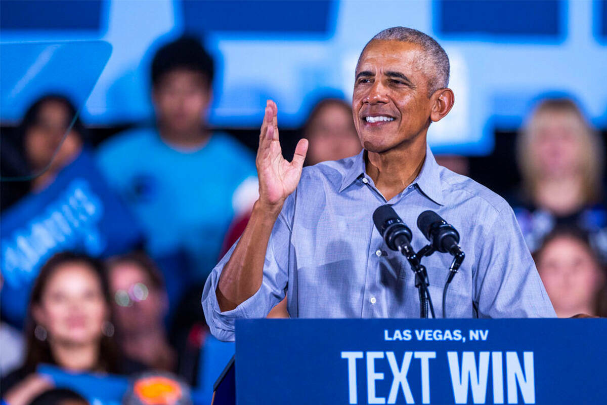 El expresidente Barack Obama habla en nombre de la campaña Harris-Walz en Cheyenne High School ...