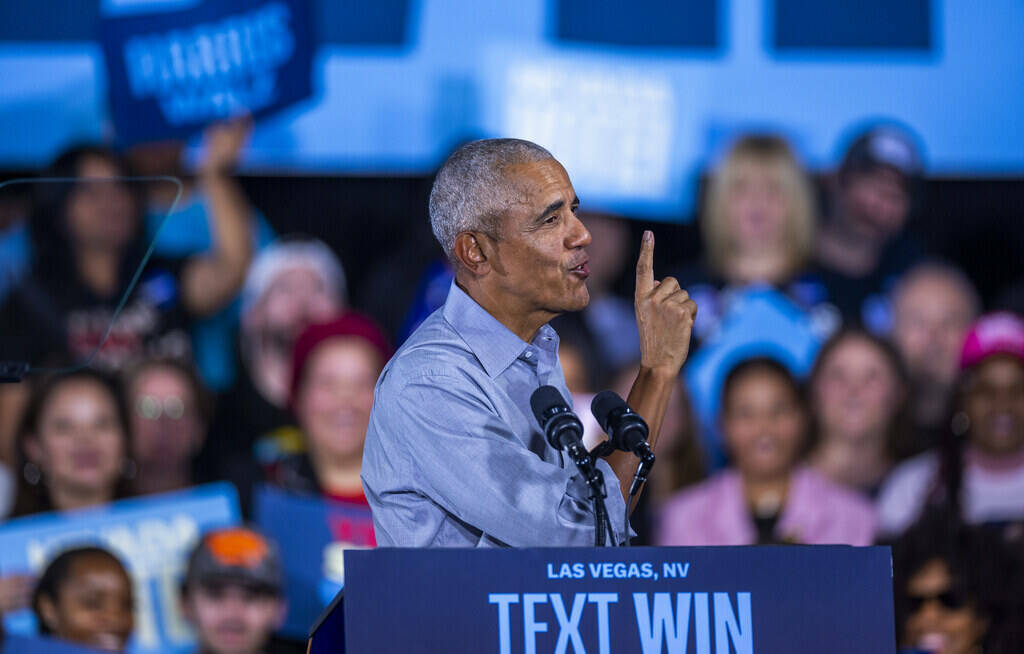 El expresidente Barack Obama habla en nombre de la campaña Harris-Walz en Cheyenne High School ...