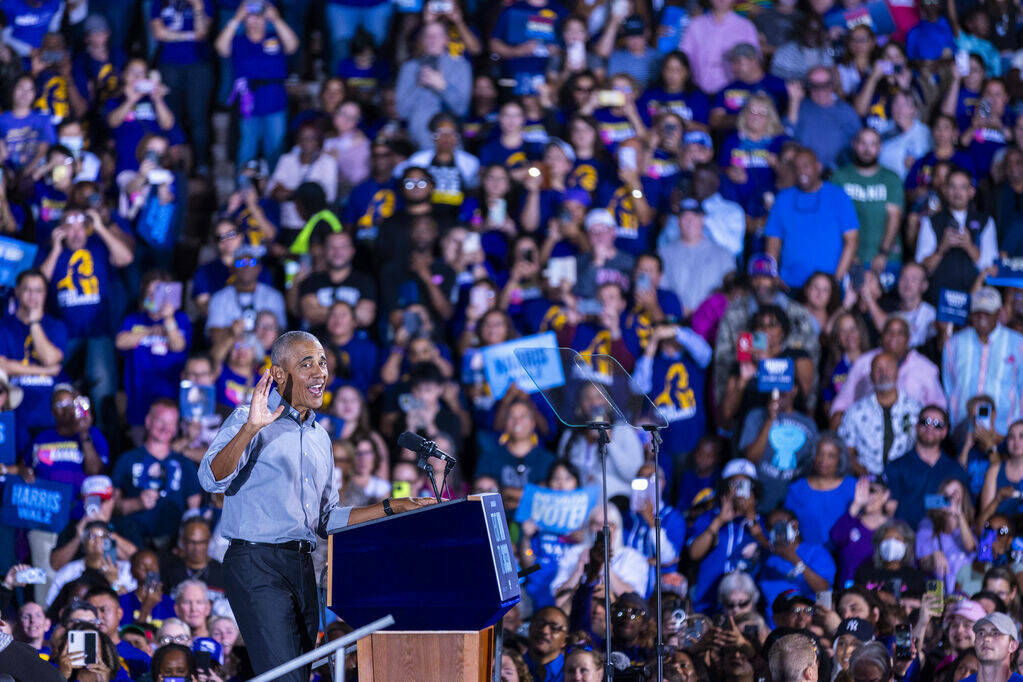 El expresidente Barack Obama habla en nombre de la campaña Harris-Walz en Cheyenne High School ...