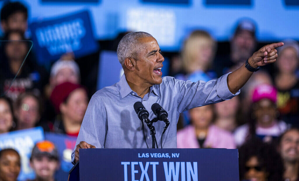 El expresidente Barack Obama habla en nombre de la campaña Harris-Walz en Cheyenne High School ...