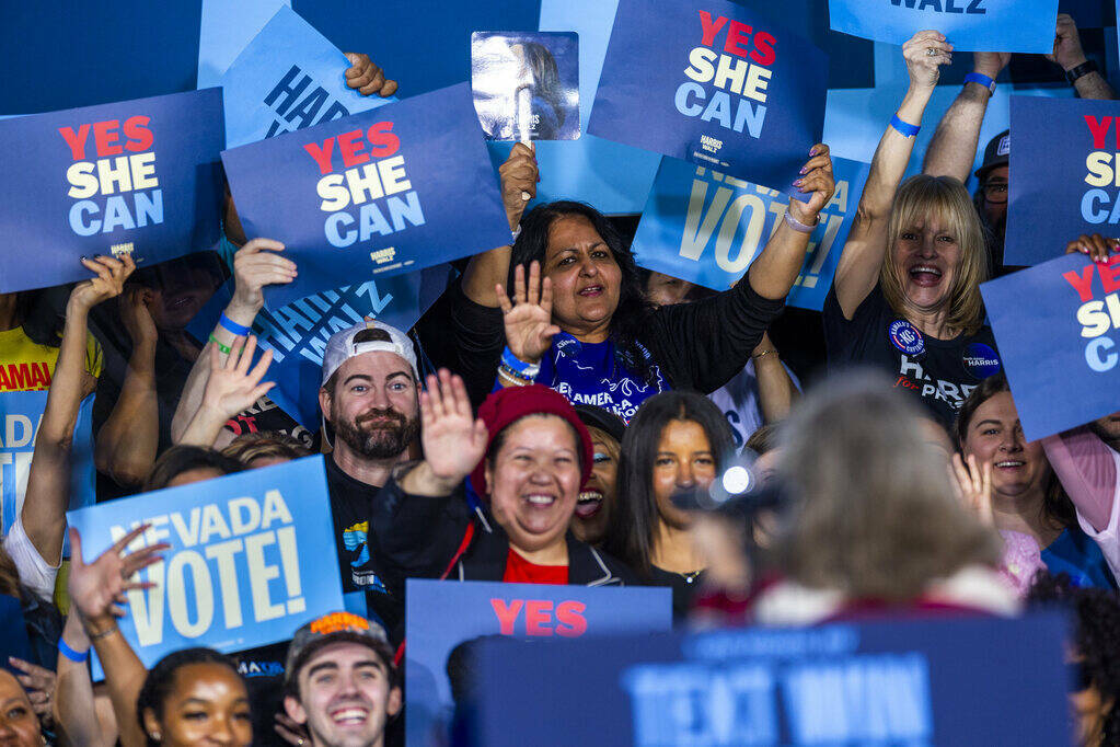 La multitud saluda a la congresista Dina Titus antes de que el expresidente Barack Obama hable ...