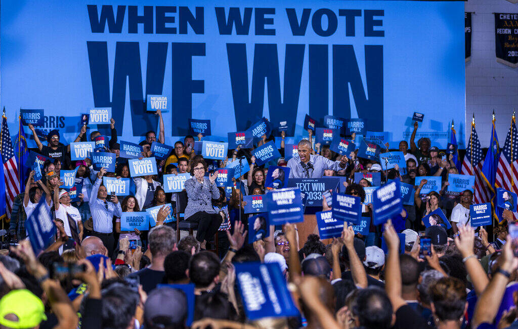 El expresidente Barack Obama habla en nombre de la campaña Harris-Walz en Cheyenne High School ...