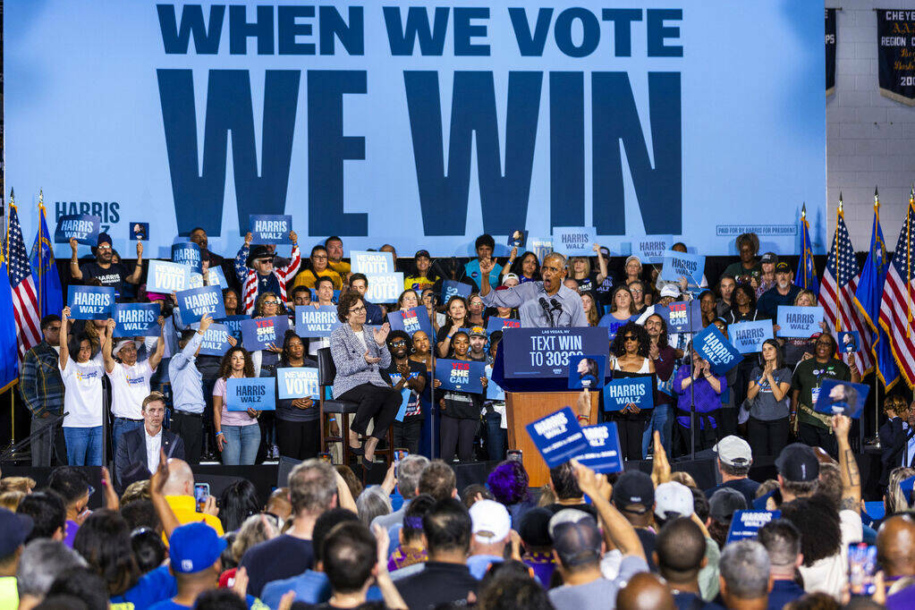 El expresidente Barack Obama habla en nombre de la campaña Harris-Walz en Cheyenne High School ...