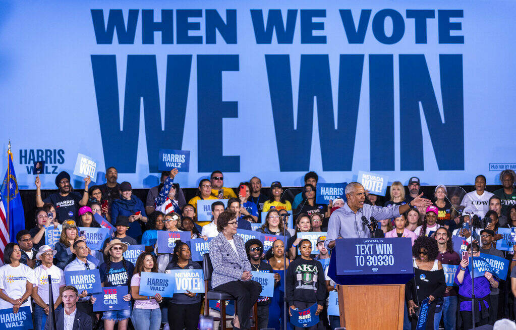 El expresidente Barack Obama habla en nombre de la campaña Harris-Walz en Cheyenne High School ...