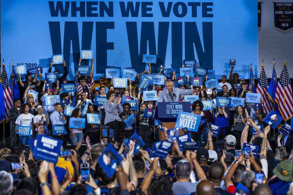 El expresidente Barack Obama habla en nombre de la campaña Harris-Walz en Cheyenne High School ...