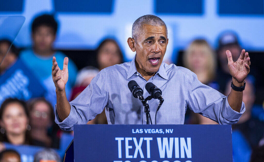 El expresidente Barack Obama habla en nombre de la campaña Harris-Walz en Cheyenne High School ...