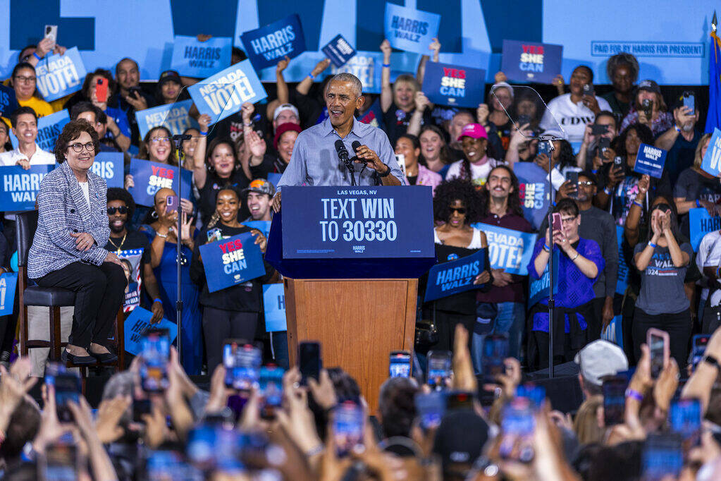 El expresidente Barack Obama habla en nombre de la campaña Harris-Walz en Cheyenne High School ...