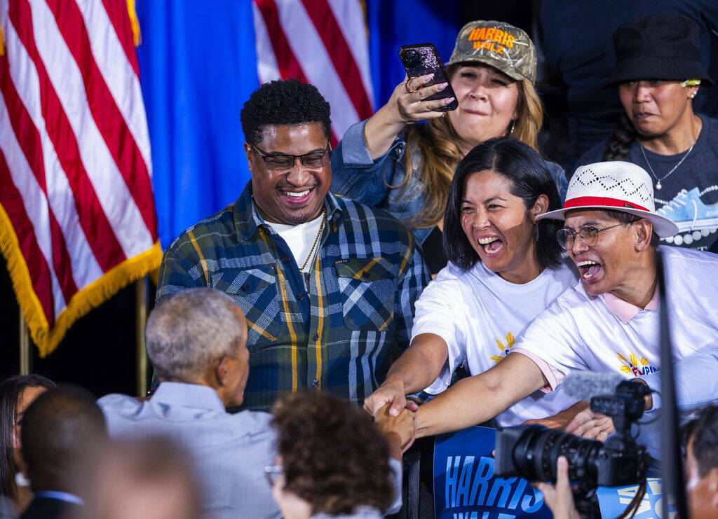 El expresidente Barack Obama saluda a miembros de la multitud después de hablar en nombre de l ...