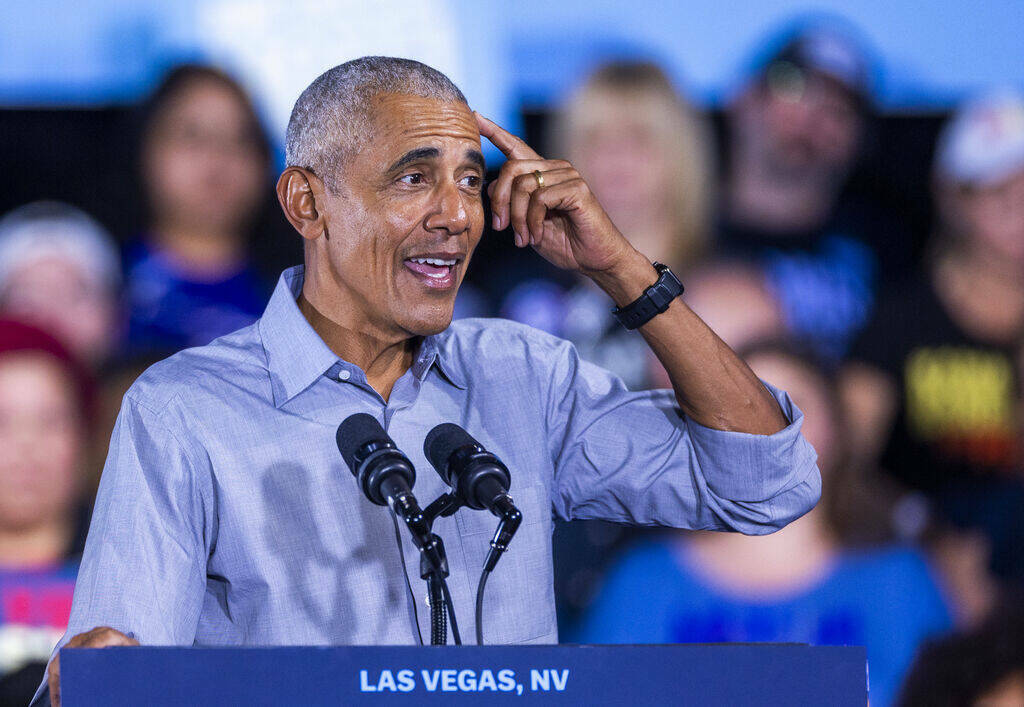 El expresidente Barack Obama habla en nombre de la campaña Harris-Walz en Cheyenne High School ...