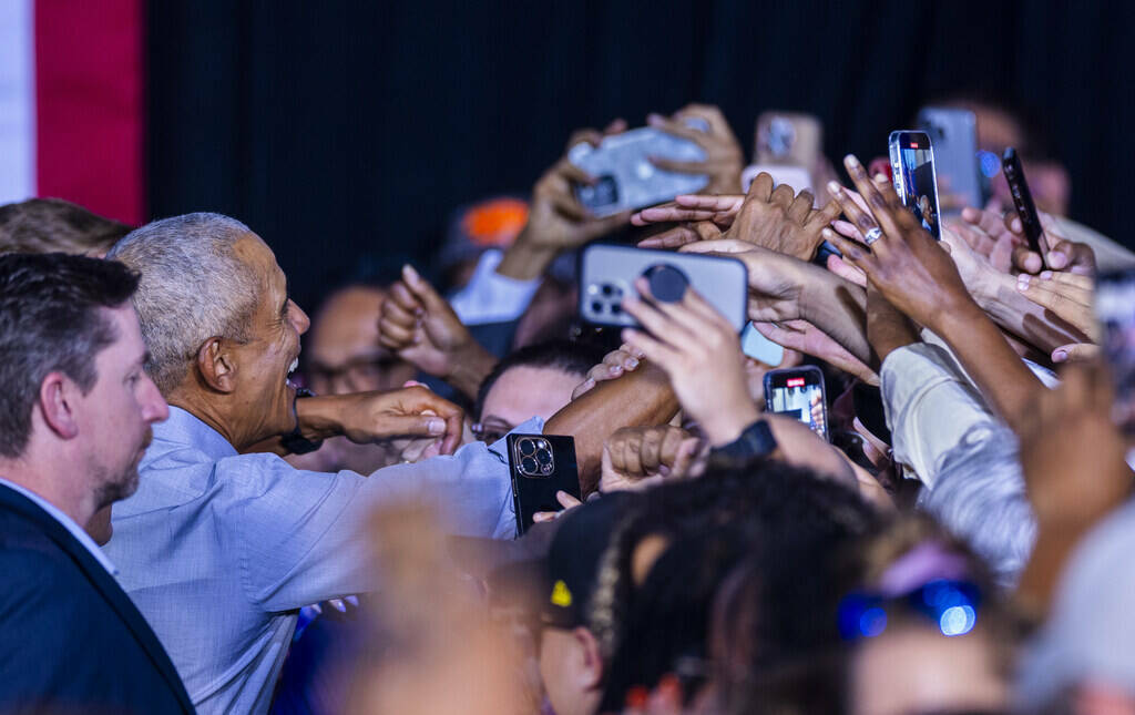 El expresidente Barack Obama estrecha la mano de la multitud después de hablar en nombre de la ...