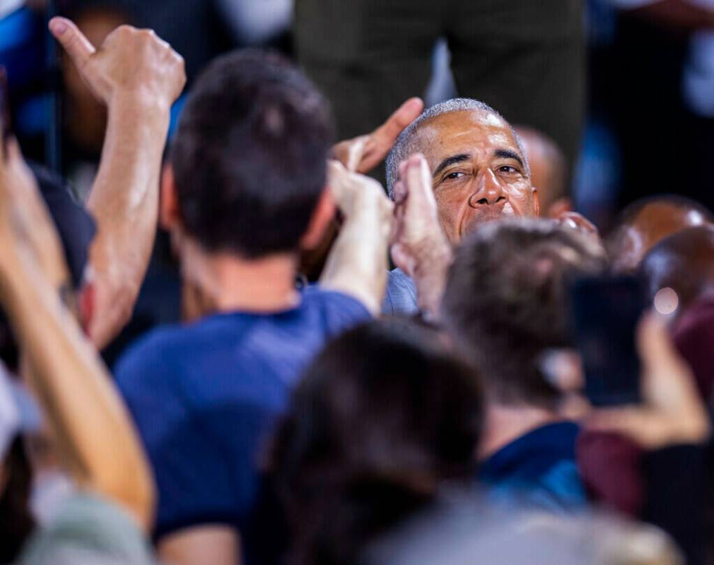 El expresidente Barack Obama saluda a miembros de la multitud después de hablar en nombre de l ...