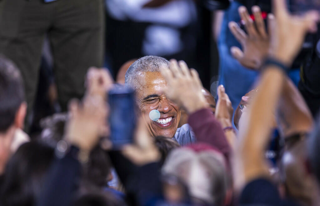 El expresidente Barack Obama saluda a miembros de la multitud después de hablar en nombre de l ...