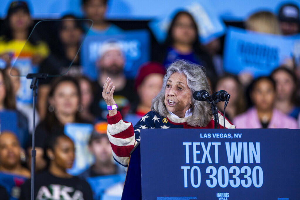 La congresista Dina Titus habla a la multitud sobre las próximas elecciones antes de que el ex ...