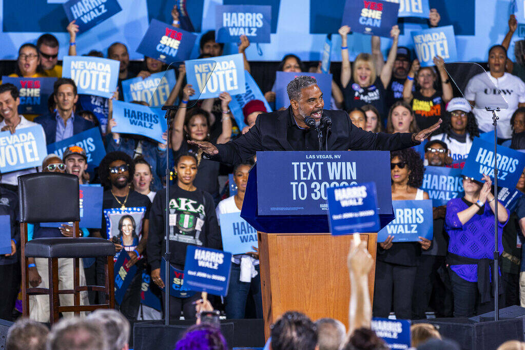 El congresista Steven Horsford habla a la multitud antes de que el expresidente Barack Obama ha ...