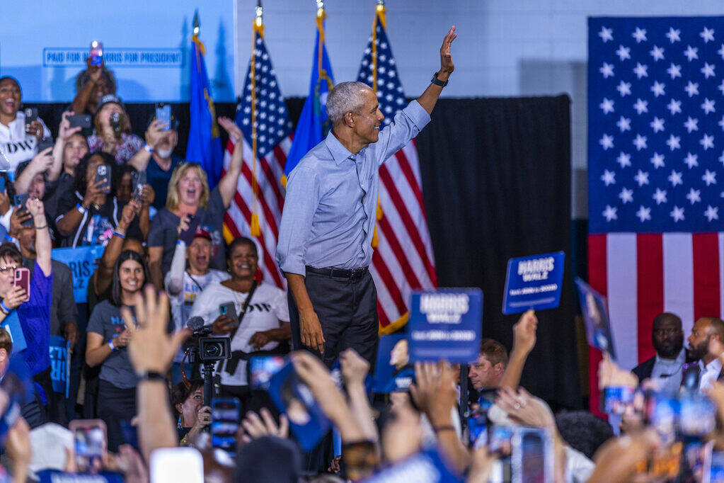 El expresidente Barack Obama habla en nombre de la campaña Harris-Walz en Cheyenne High School ...