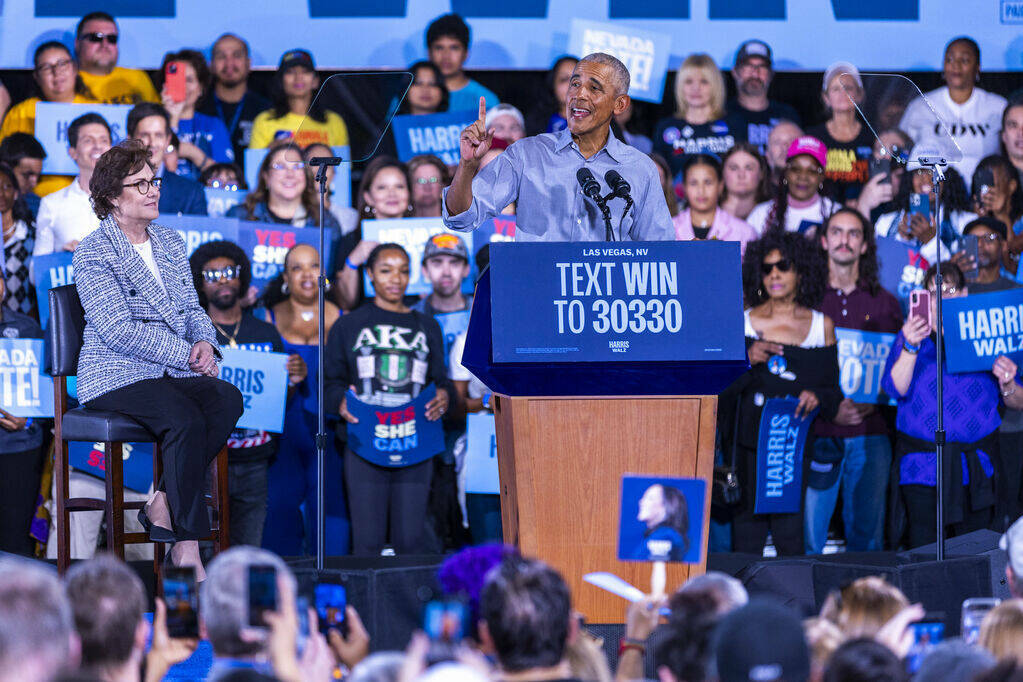 El expresidente Barack Obama habla en nombre de la campaña Harris-Walz en Cheyenne High School ...