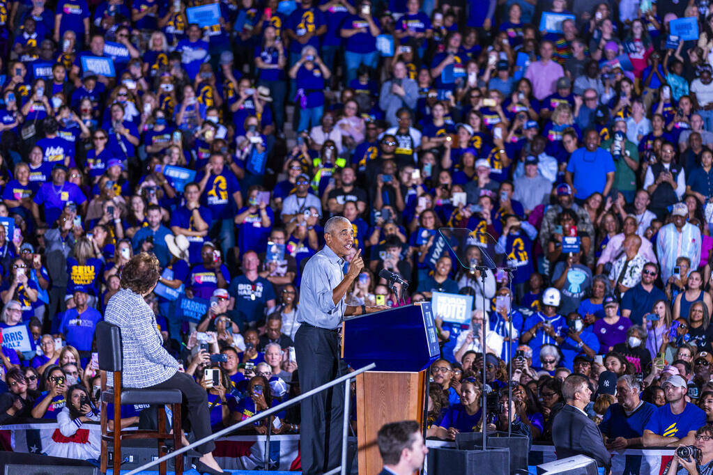 El expresidente Barack Obama habla en nombre de la campaña Harris-Walz en Cheyenne High School ...