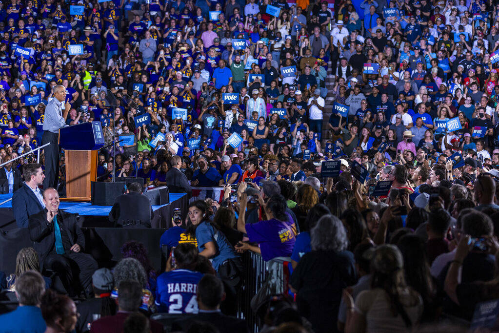 El expresidente Barack Obama habla en nombre de la campaña Harris-Walz en Cheyenne High School ...