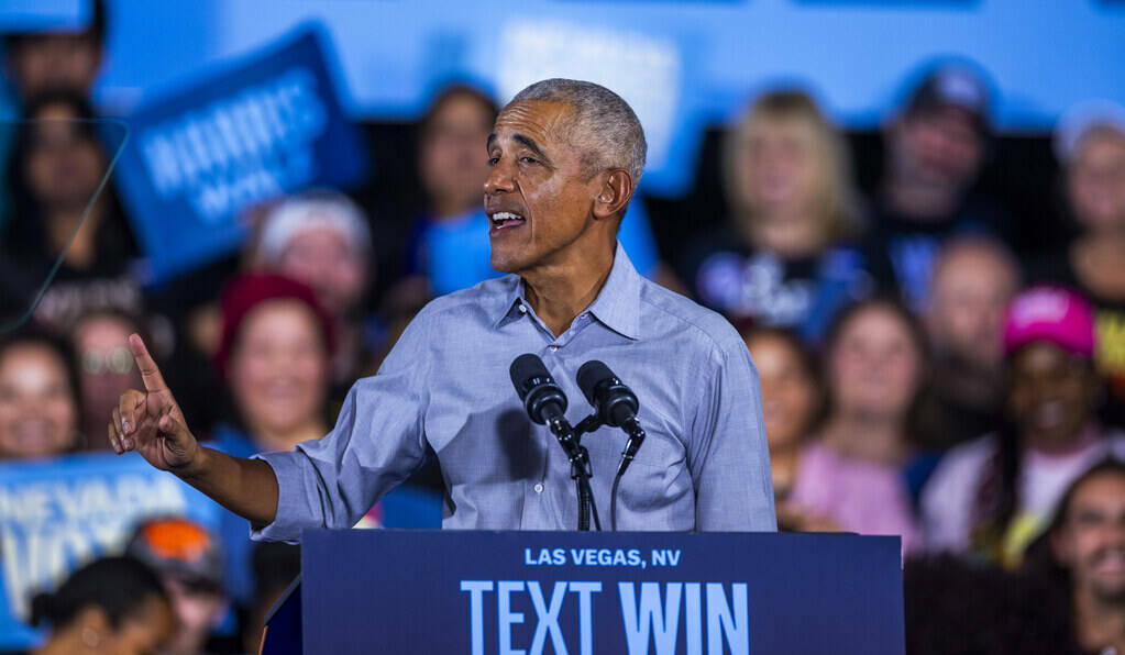 El expresidente Barack Obama habla en nombre de la campaña Harris-Walz en Cheyenne High School ...