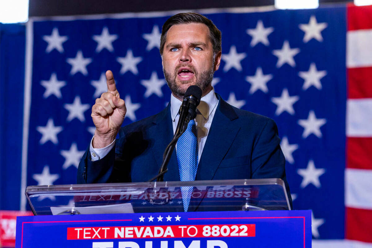 El senador de Ohio JD Vance pronuncia un discurso durante un mitin en Liberty High School, el m ...